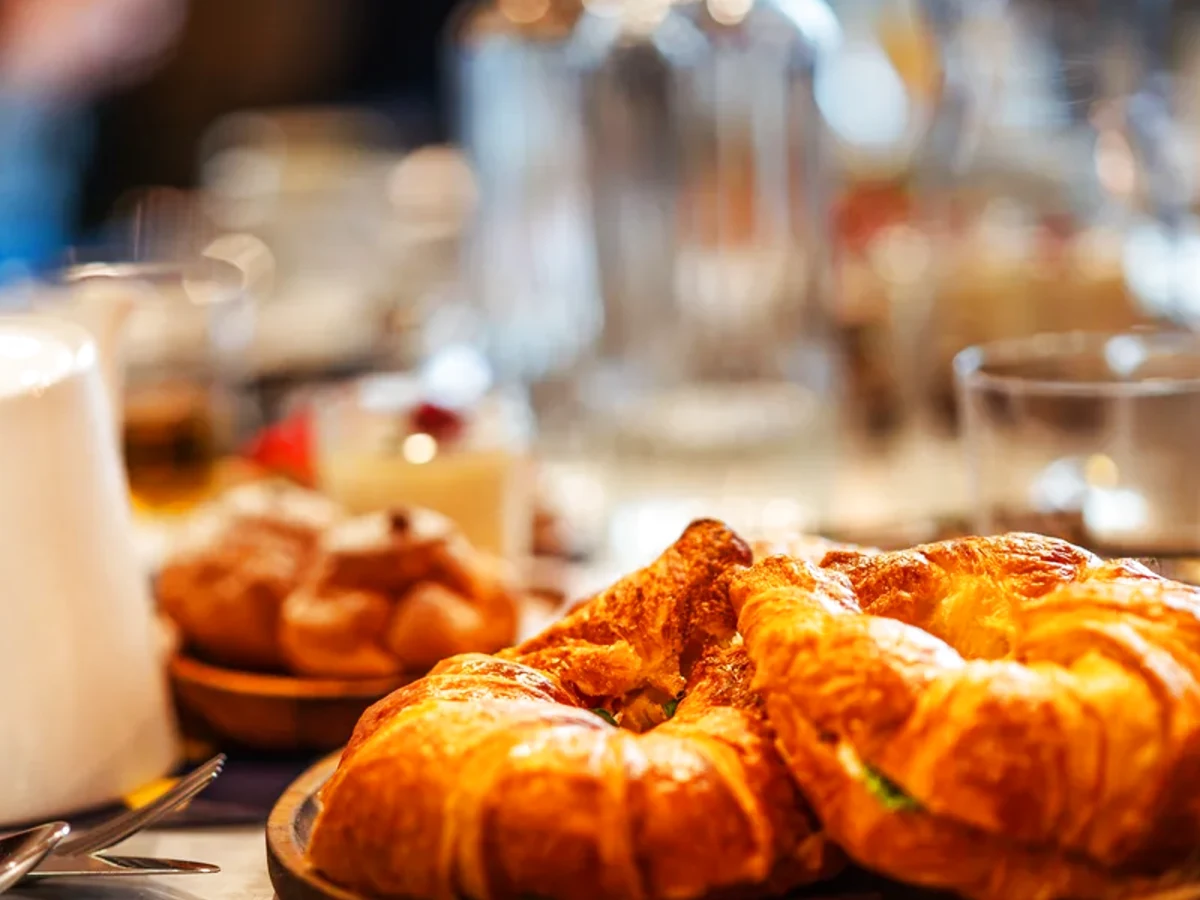 Croissant appena sfornati serviti al bar