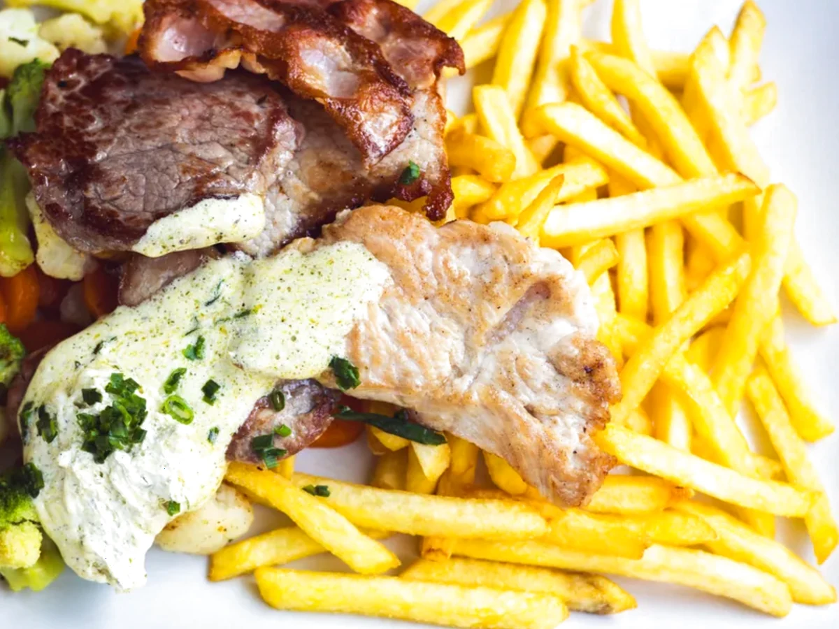 Piatto di carne alla griglia con contorno