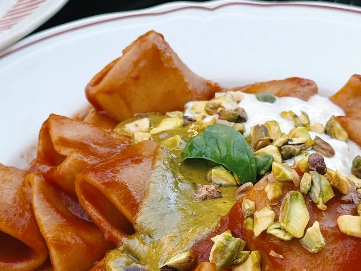 Piatto di pasta servito al ristorante